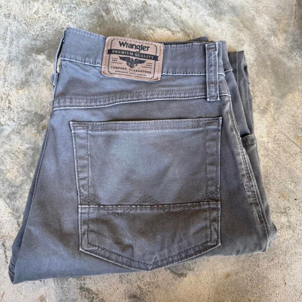 Wrangler Men's Grey and Brown Jeans